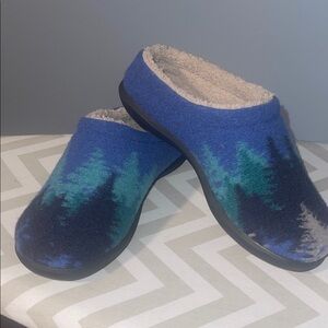 L.L. Bean Blue and Green Women's Slippers